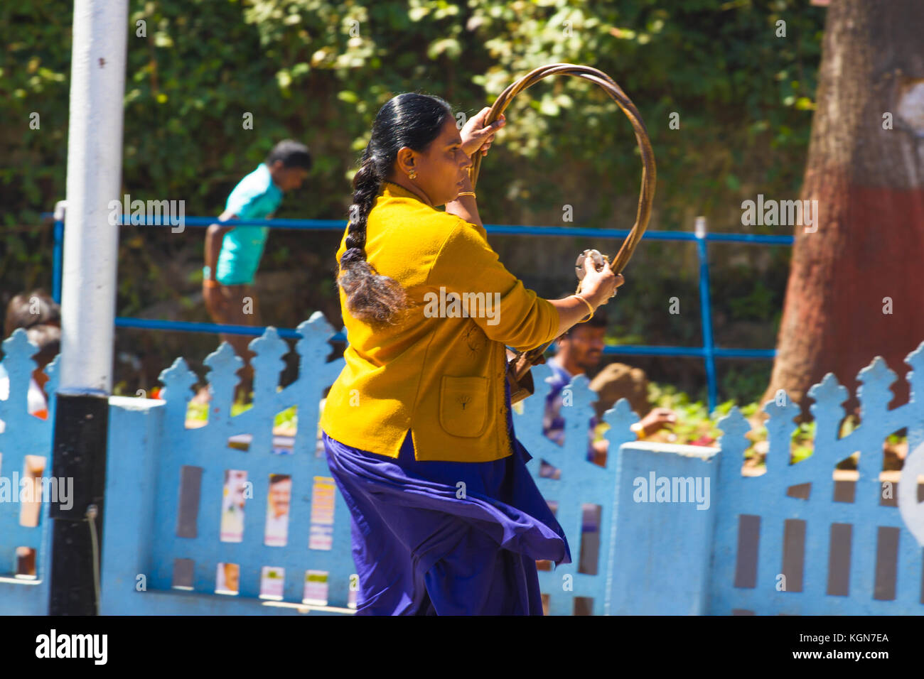 Ooty, Tamil Nadu, India, 20 marzo 2015 : storico segnale ferroviario .Nel segnalamento ferroviario, un token hoop è un oggetto fisico che un macchinista è richiesto di avere o vedere prima di entrare su una particolare sezione di un singolo brano. Foto Stock