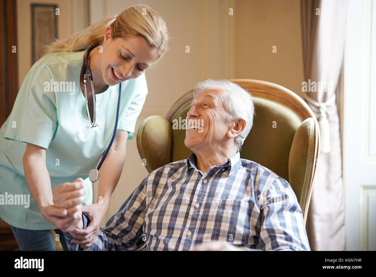 Controllo infermiere uomo senior della pressione del sangue Foto Stock