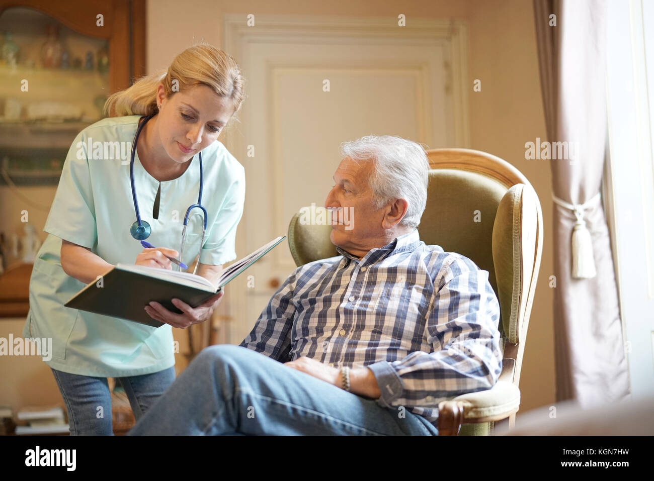 Infermiere senior di controllo paziente di sesso maschile risultati Foto Stock