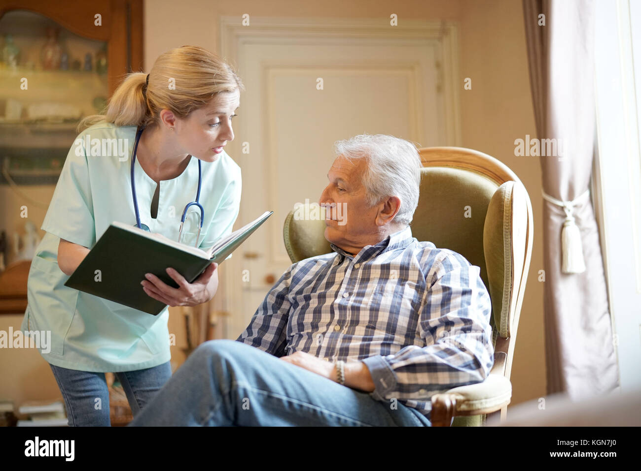 Infermiere senior di controllo paziente di sesso maschile risultati Foto Stock