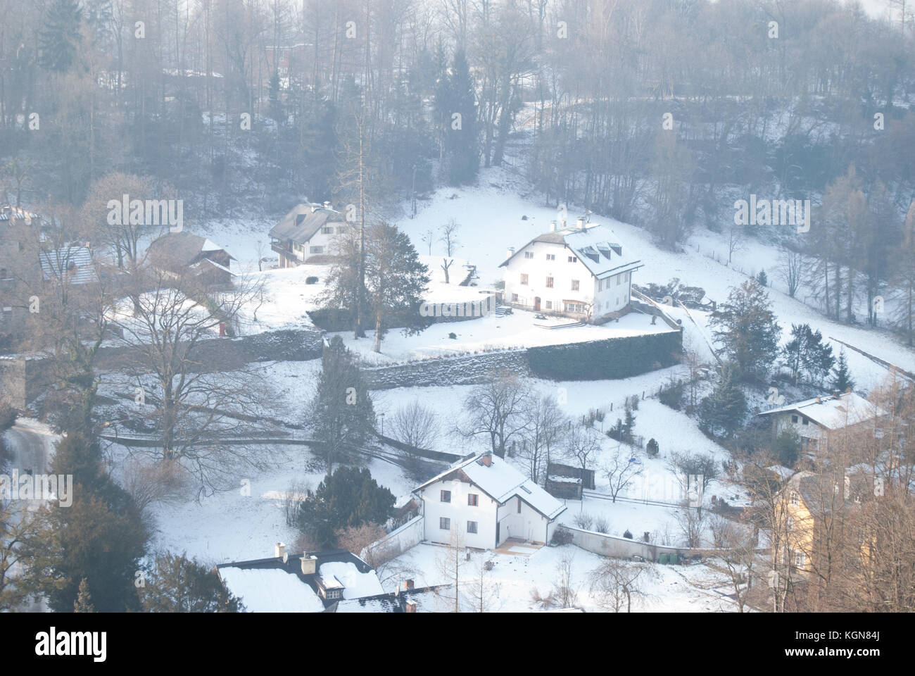 Vista su coperte di neve paesaggio dalla vicina montagna in inverno nebbioso giorno Foto Stock