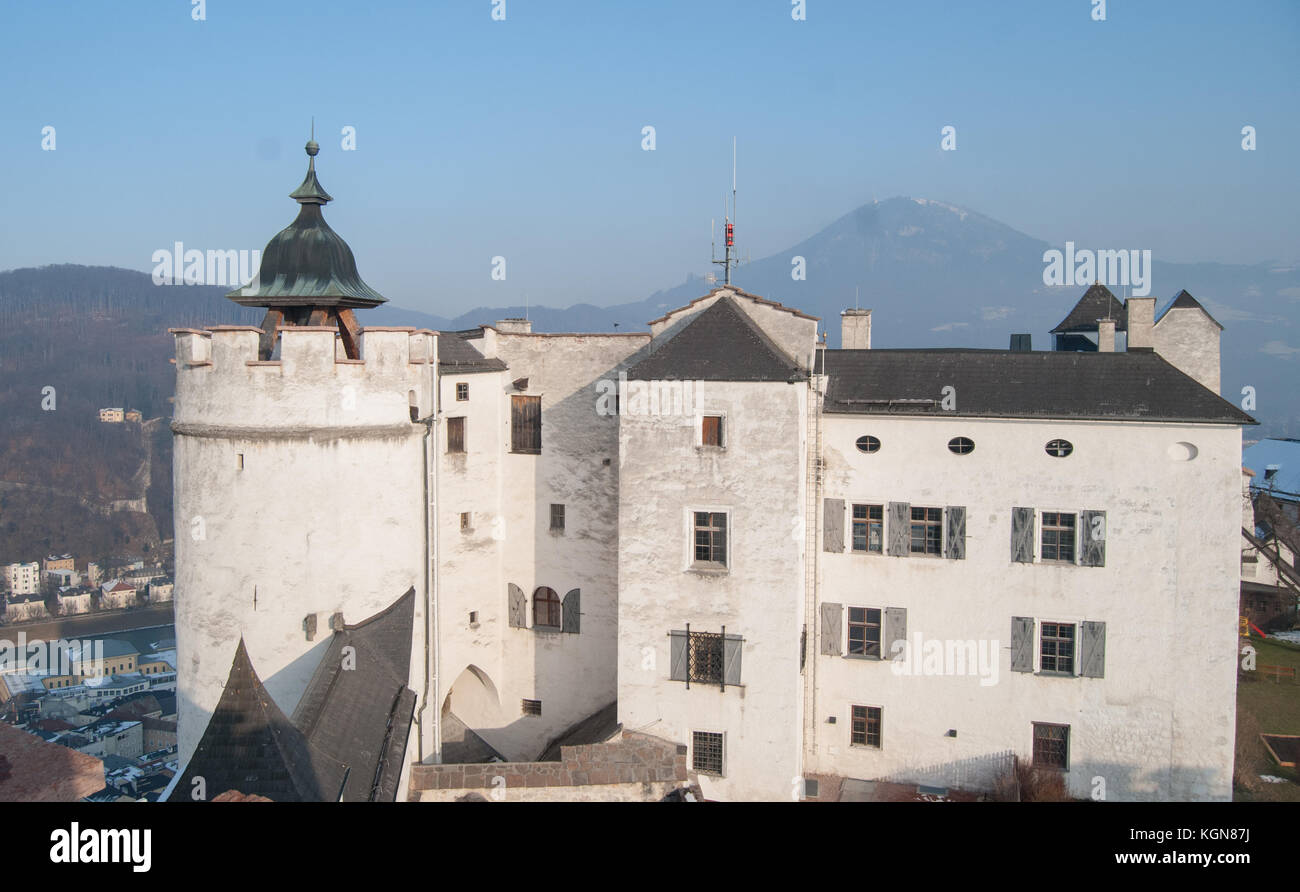 Vista sugli edifici del castello di Hohensalzburg di Salisburgo in Austria Foto Stock