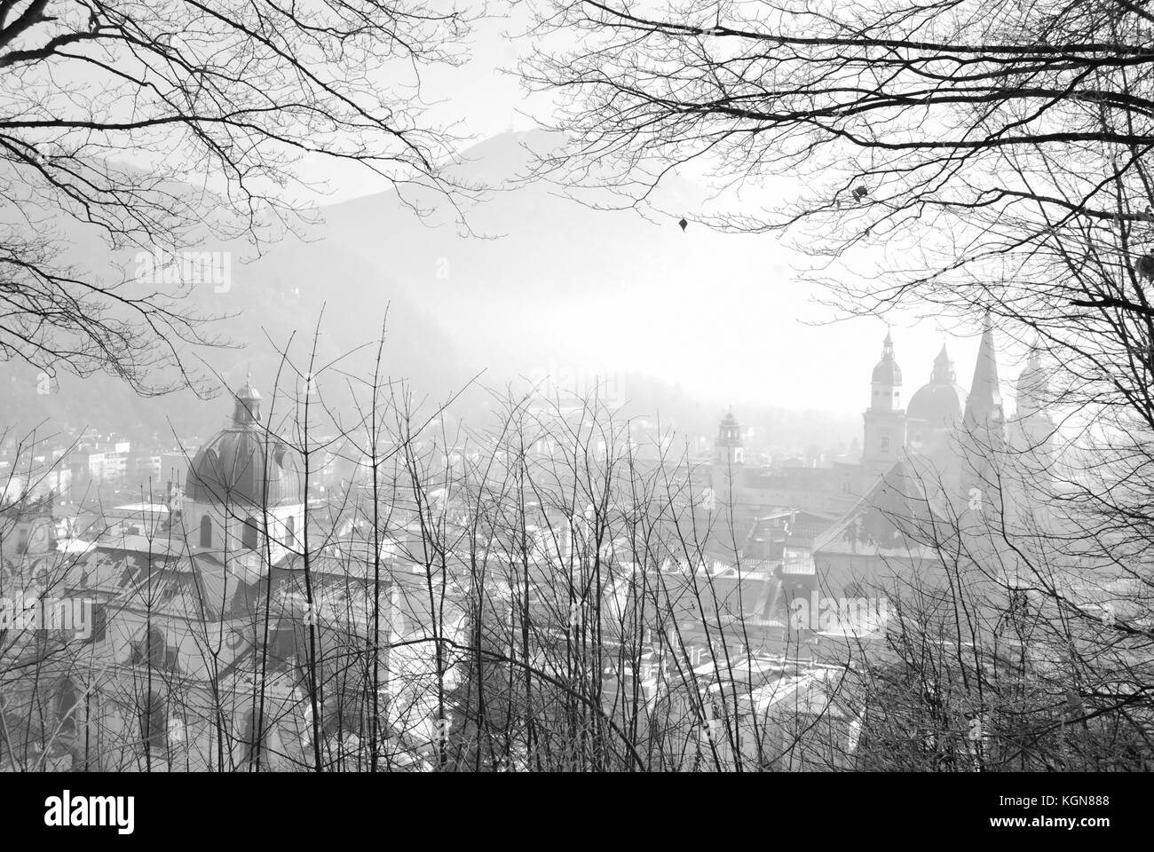 Vista su Salisburgo dalla vicina montagna in inverno nebbioso giorno Foto Stock