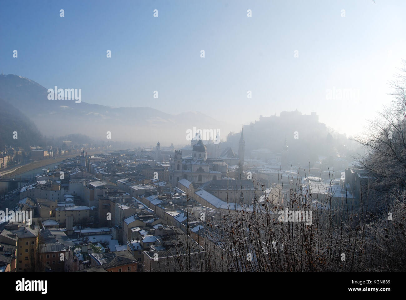 Vista panoramica su Salisburgo dalla vicina montagna in inverno nebbioso giorno Foto Stock