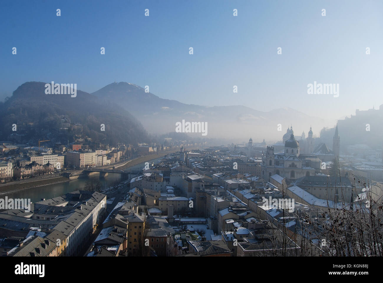 Vista panoramica su Salisburgo dalla vicina montagna in inverno nebbioso giorno Foto Stock