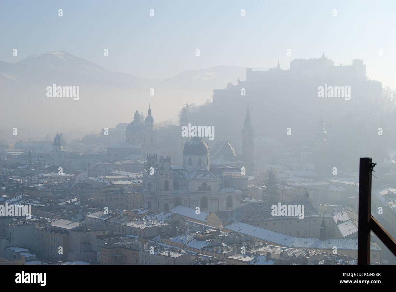 Vista su Salisburgo dalla vicina montagna in inverno nebbioso giorno Foto Stock