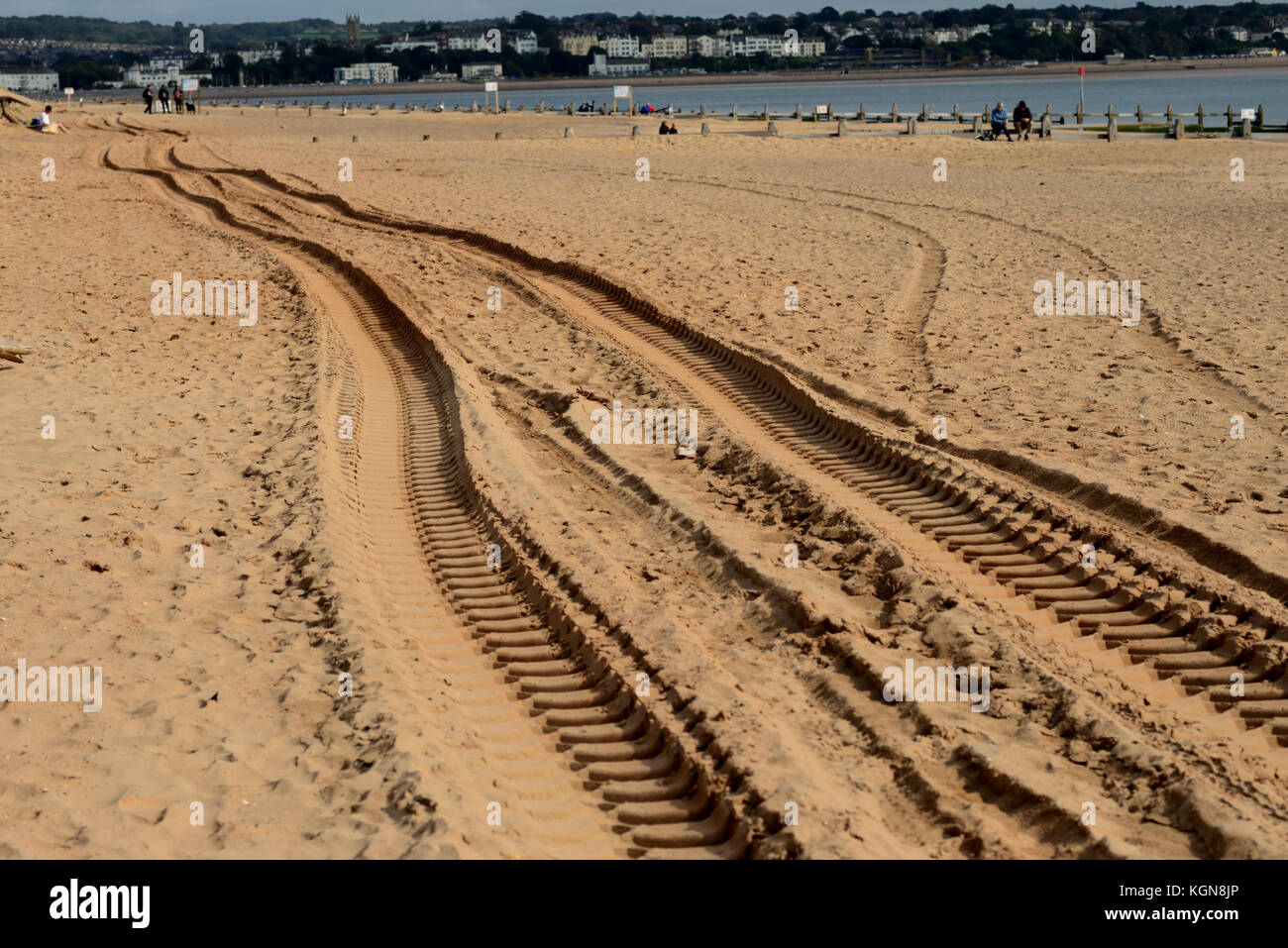 Caterpillar Tracks nella sabbia, creato da macchine per movimento terra accesso alla spiaggia per la manutenzione. Guardando verso Exmouth. Foto Stock