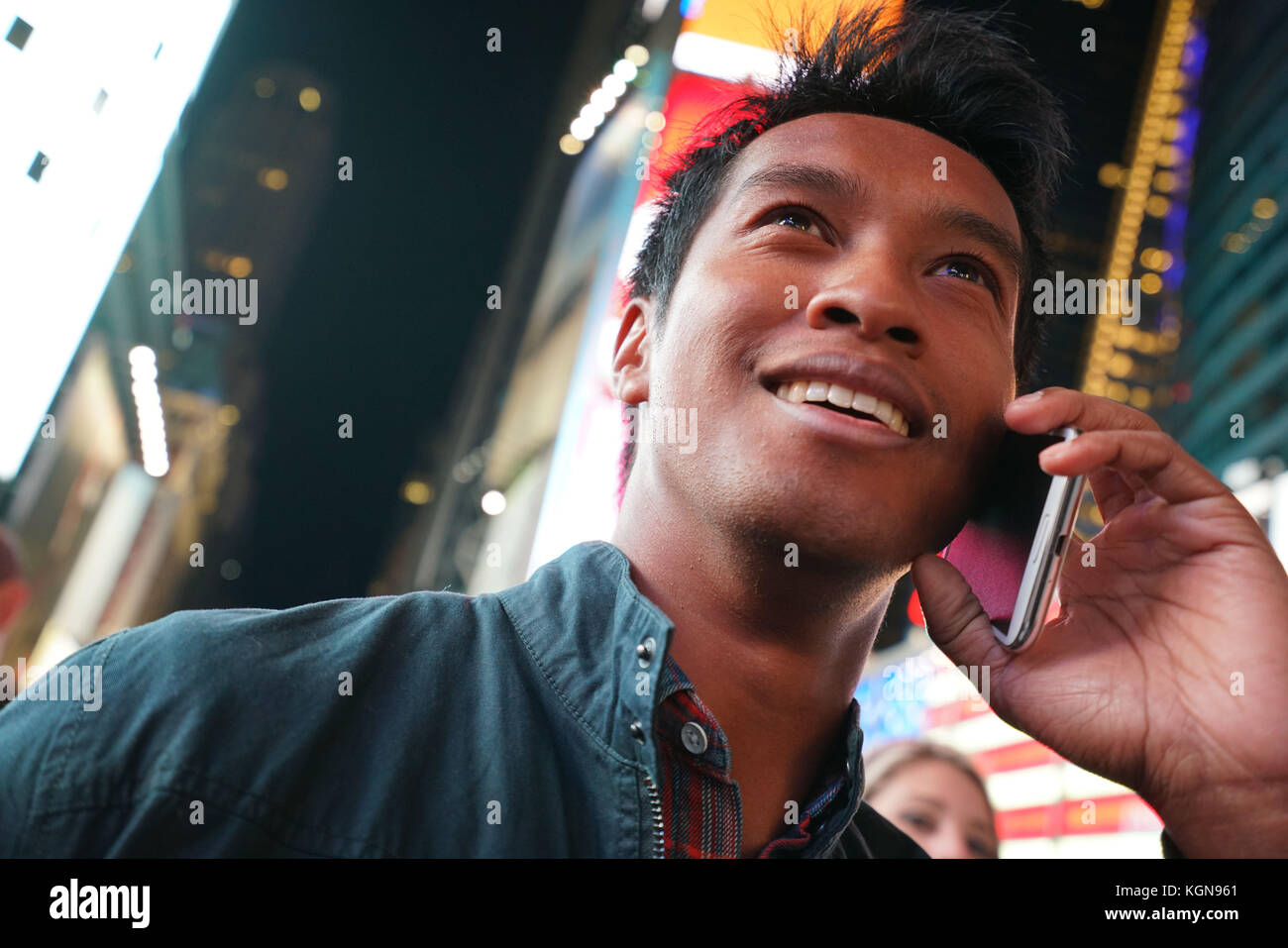 Ritratto di uomo che parla al telefono a times square Foto Stock