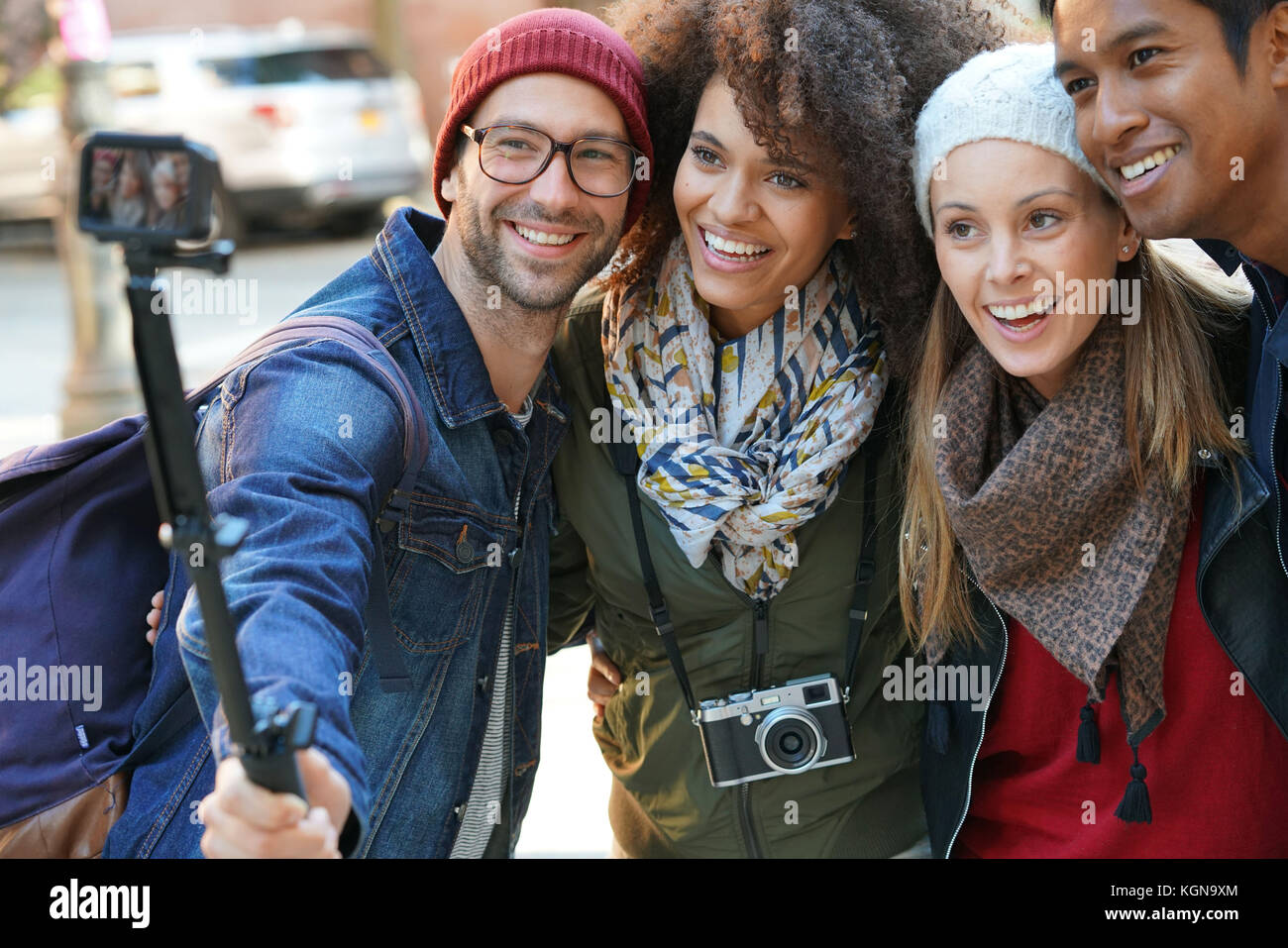 Gruppo di amici in vacanza prendendo selfie immagine con la fotocamera Foto Stock
