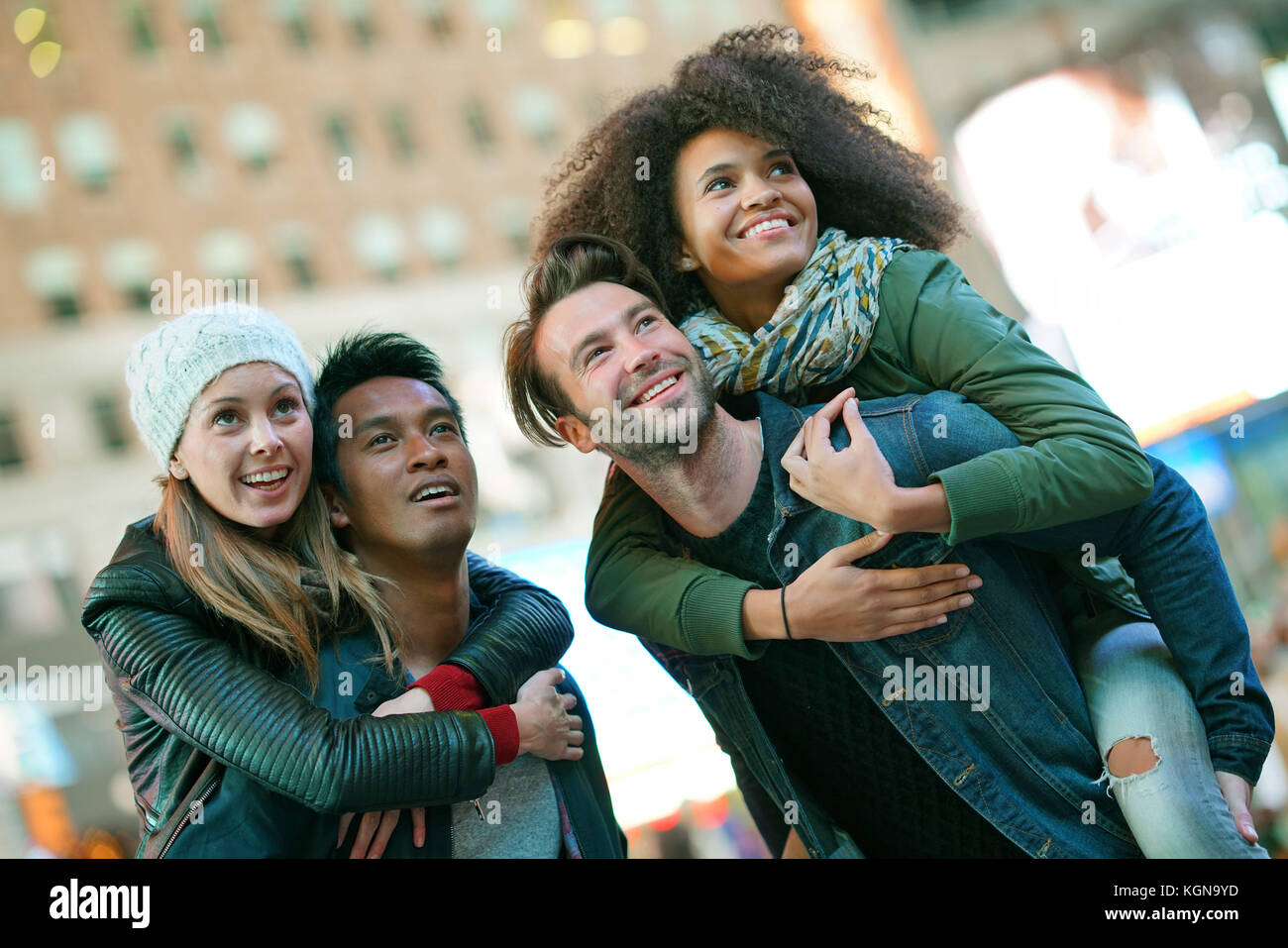 Gruppo di amici divertendosi a Times Square NYC Foto Stock