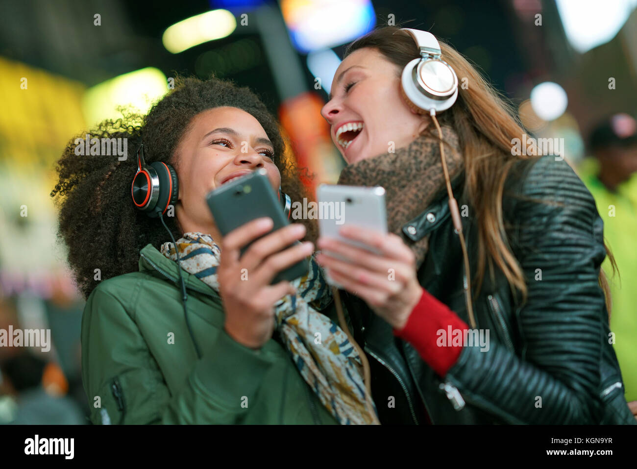 Ragazze ascoltando la musica con lo smartphone Foto Stock