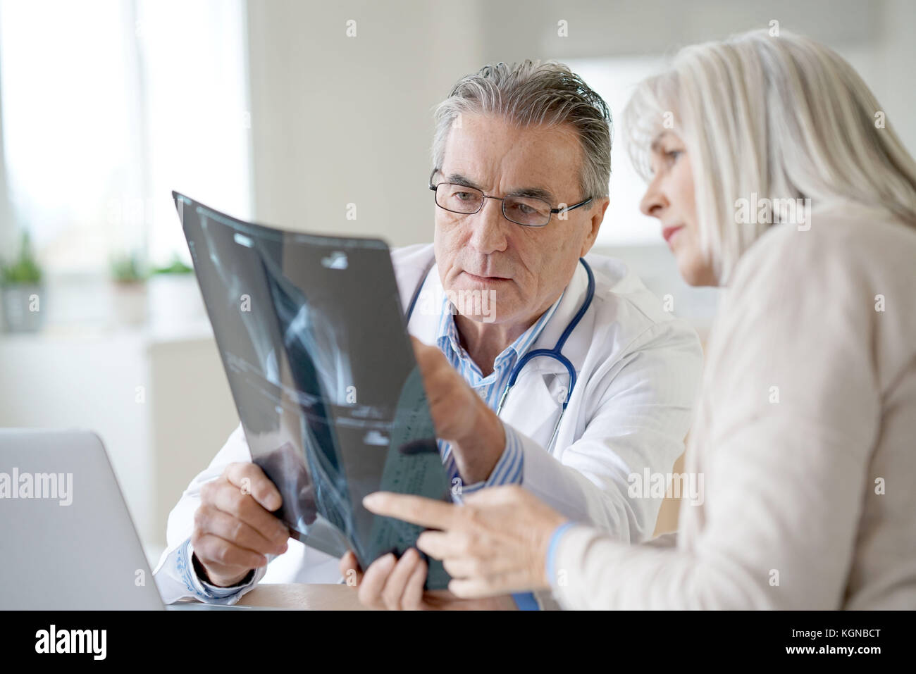 Medico con il paziente cerchi a raggi x in office Foto Stock