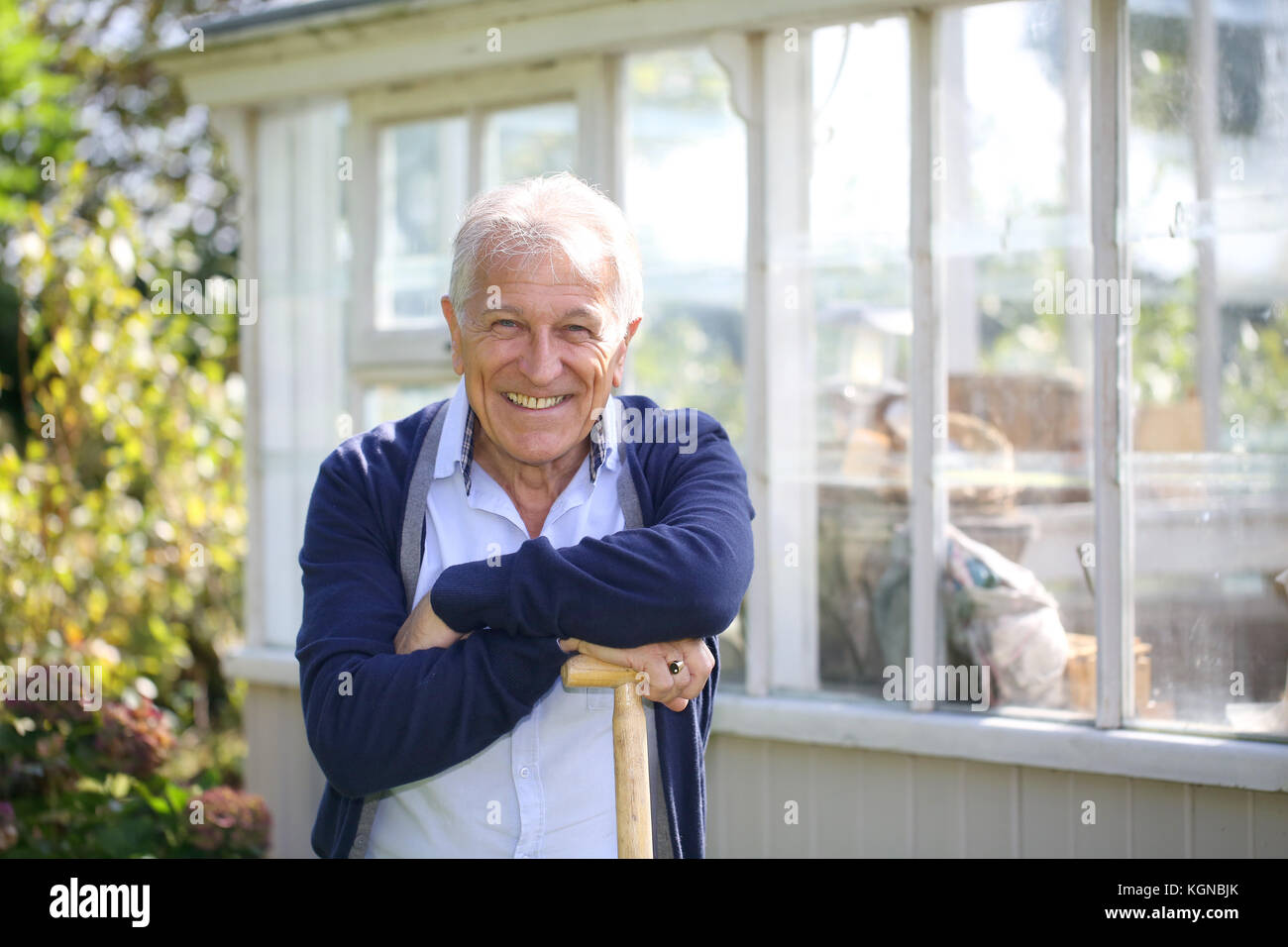 Allegro senior man standing da serra Foto Stock