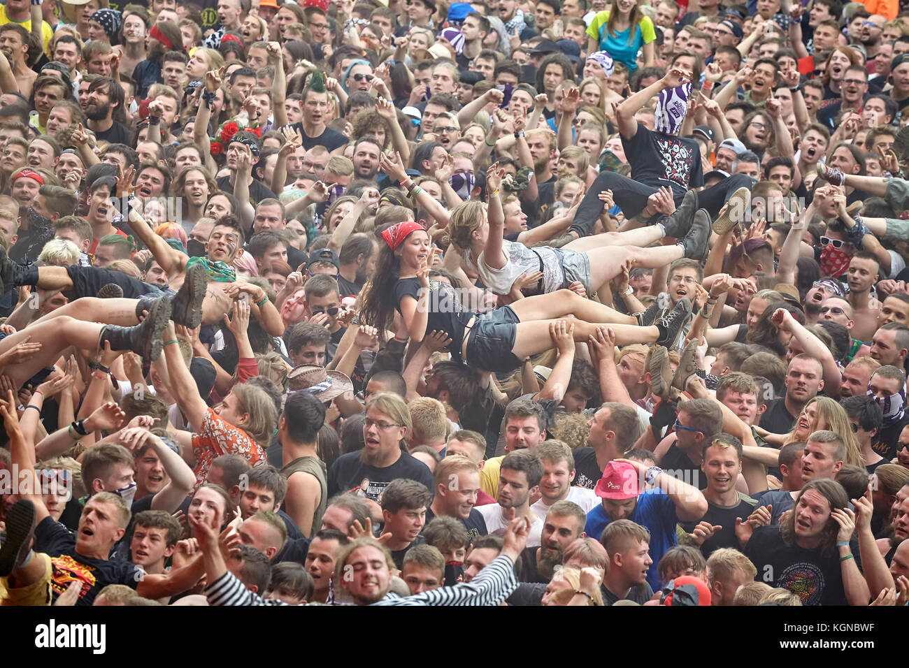 Kostrzyn, Polonia - 05 agosto 2017: le persone si divertono a un concerto in occasione del XXIII Festival di Woodstock in Polonia. Foto Stock