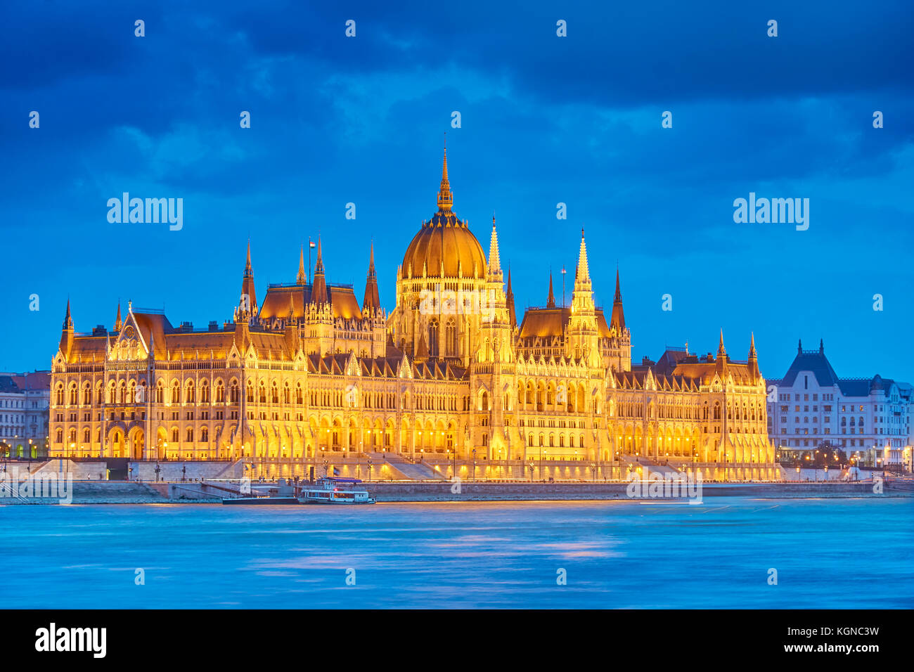 Vista serale al parlamento ungherese edificio, Budapest, Ungheria Foto Stock
