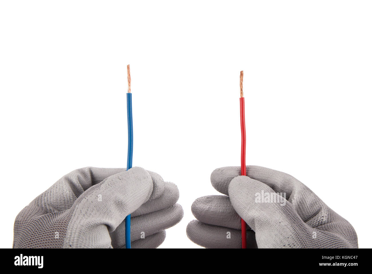 Il rosso e il blu fili paralleli in mani con guanti di protezione isolati su sfondo bianco Foto Stock