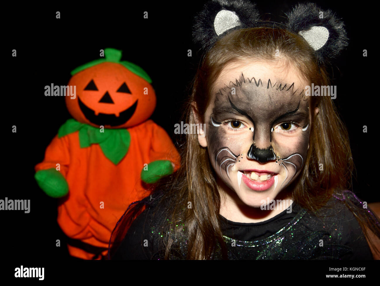 7 anno vecchia ragazza vestito in costume per Halloween, Bordon, hampshire, Regno Unito. venerdì 27 ottobre 2017. Foto Stock
