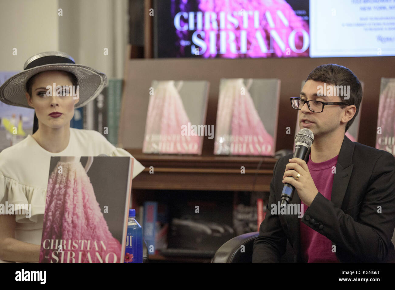 New york, Stati Uniti d'America. 8 novembre, 2017. Novembre 8, 2017 - new york new york, Stati Uniti christian siriano lancia il suo nuovo libro, "resses a sognare ' a Rizzoli Bookstore con il modello Coco Rocha. Credito: mark j sullivan/zuma filo/alamy live news Foto Stock