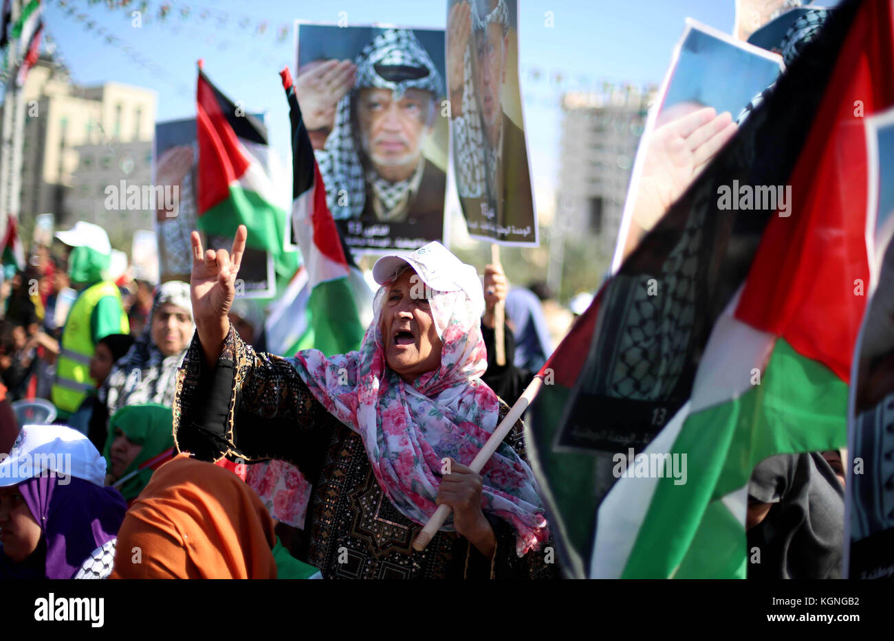 Gaza, striscia di Gaza, territorio palestinese. 7 Nov 2017. I palestinesi detengono bandiere nazionali e manifesti del defunto leader palestinese Yasser Arafat durante un festival per commemorare il 13° anniversario della sua morte, a Gaza il 9 novembre 2017 Credit: Hassan Jedi/APA Images/ZUMA Wire/Alamy Live News Foto Stock