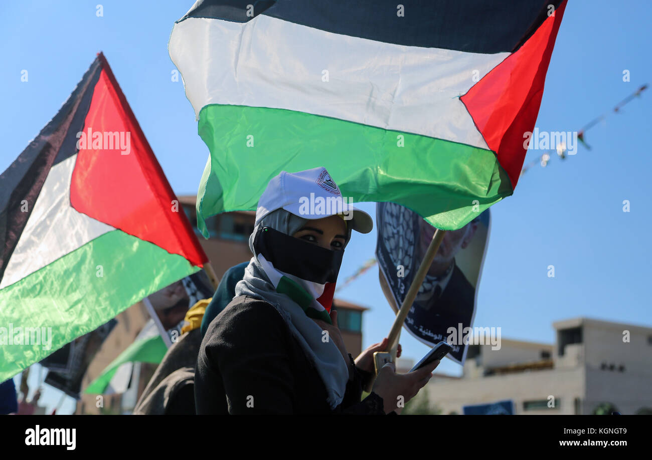 Gaza, striscia di Gaza, territorio palestinese. 9 Nov 2017. I palestinesi detengono bandiere nazionali e manifesti del defunto leader palestinese Yasser Arafat durante un festival per commemorare il 13° anniversario della sua morte, a Gaza il 9 novembre 2017 Credit: Mohammed Dahman/APA Images/ZUMA Wire/Alamy Live News Foto Stock