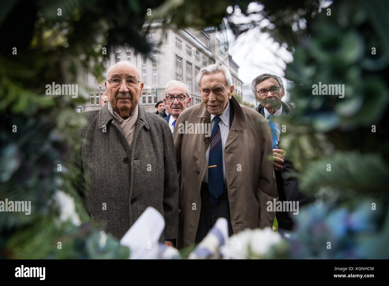 I sopravvissuti di Auschwitz e i giovani aiutanti deporranno una corona in commemorazione dei pogrom il 9 novembre 1938 presso il sito commemorativo di Auschwitz a Wittenbergplatz a Berlino, in Germania, il 9 novembre 2017. Foto: Bernd von Jutrczenka/dpa Foto Stock