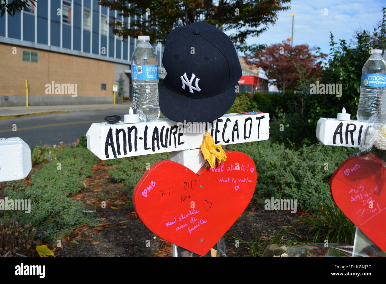 Manhattan, Stati Uniti. 8 novembre 2017. Sulla pista ciclabile di Manhattan è in continua crescita un monumento commemorativo che è stato teatro di un attacco terroristico mortale. Crediti: Christopher Penler/Alamy Live News Foto Stock