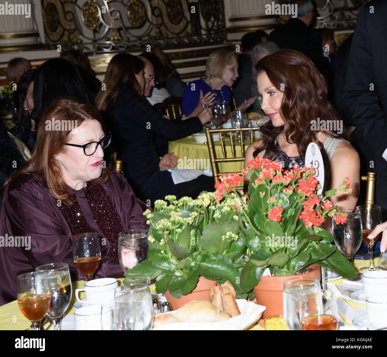 New york, ny, Stati Uniti d'America. 8 novembre, 2017. glenda Bailey, Ashley judd presso gli arrivi per la undicesima edizione di speranza per la depressione research foundation speranza pranzo, il plaza hotel di new york, ny, 8 novembre 2017. Credito: rcf/everett raccolta/alamy live news Foto Stock