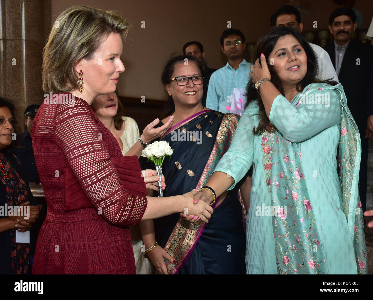 Mumbai, India. 09nov, 2017. di Sua Maestà la Regina del Belgio mathilde posano per una foto durante un evento educativo organizzato dall Unicef in Mumbai. Credito: azhar khan/alamy live news Foto Stock
