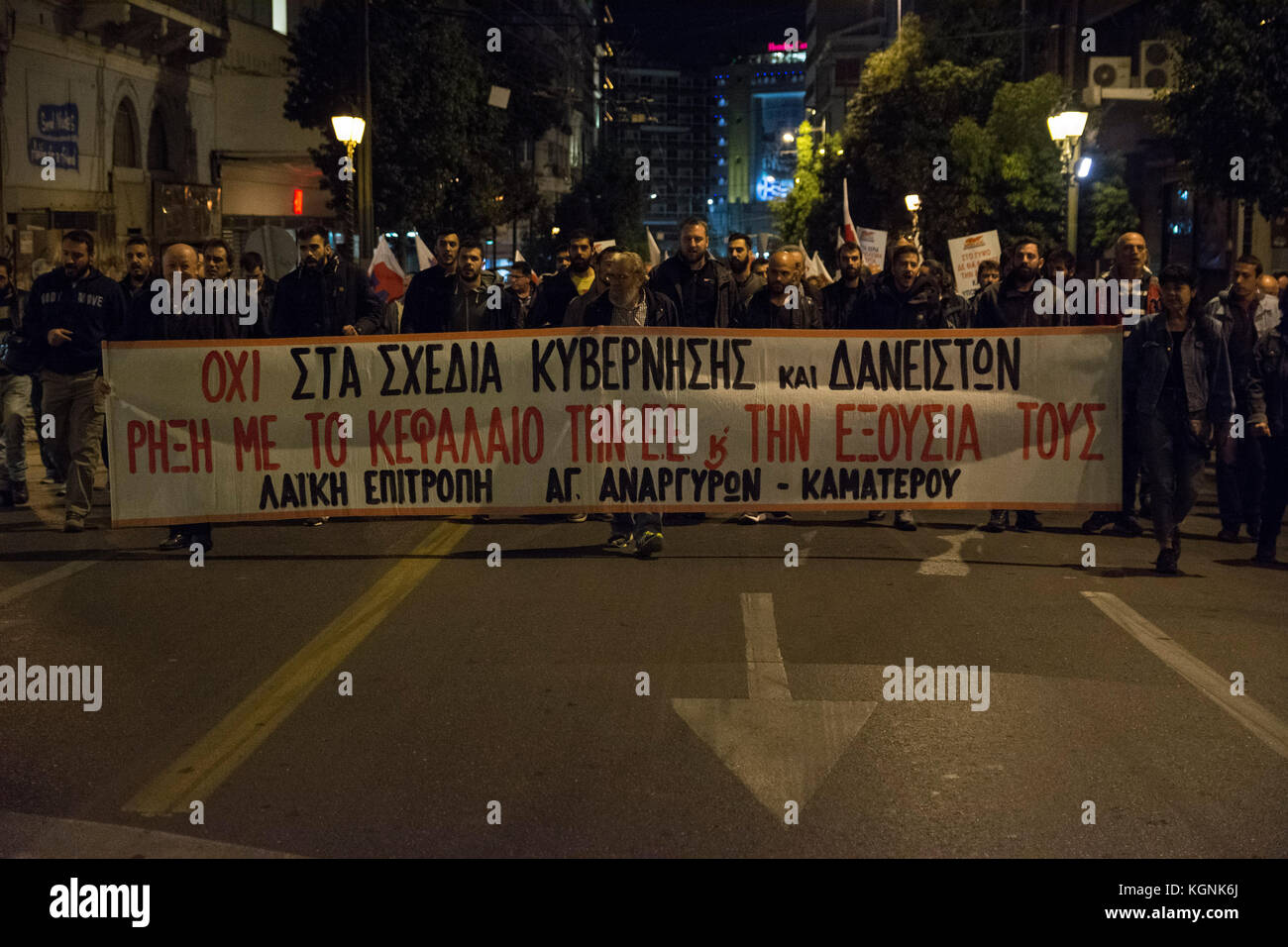 Atene, Grecia. 9 Nov, 2017. Migliaia marzo al parlamento greco in Piazza Syntagma tenendo striscioni e gridando slogan contro il governo. I sindacati affiliati al partito comunista greco dell'Unione PAME(tutti i lavoratori militante anteriore) ha organizzato una manifestazione per protestare contro le misure di austerità e di deregolamentazione della legislazione del lavoro. Credito: Nikolas Georgiou/Alamy Live News Foto Stock