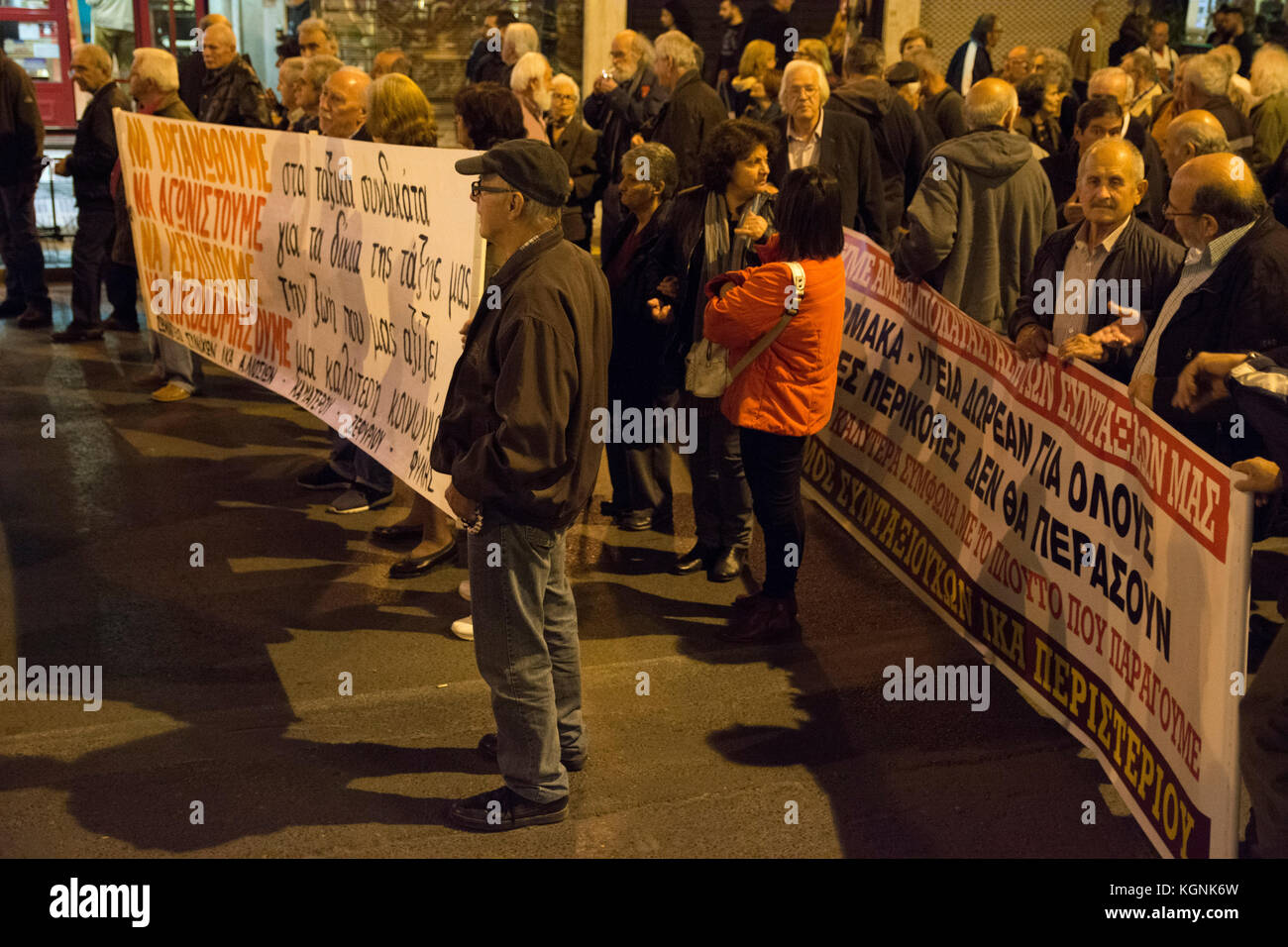 Atene, Grecia. 9 Nov, 2017. Migliaia marzo al parlamento greco in Piazza Syntagma tenendo striscioni e gridando slogan contro il governo. I sindacati affiliati al partito comunista greco dell'Unione PAME(tutti i lavoratori militante anteriore) ha organizzato una manifestazione per protestare contro le misure di austerità e di deregolamentazione della legislazione del lavoro. Credito: Nikolas Georgiou/Alamy Live News Foto Stock