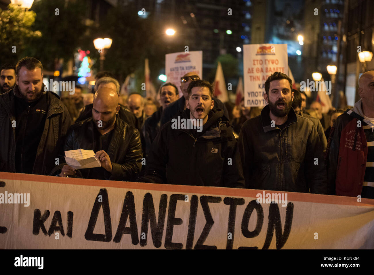 Atene, Grecia. 9 Nov, 2017. Migliaia marzo al parlamento greco in Piazza Syntagma tenendo striscioni e gridando slogan contro il governo. I sindacati affiliati al partito comunista greco dell'Unione PAME(tutti i lavoratori militante anteriore) ha organizzato una manifestazione per protestare contro le misure di austerità e di deregolamentazione della legislazione del lavoro. Credito: Nikolas Georgiou/Alamy Live News Foto Stock