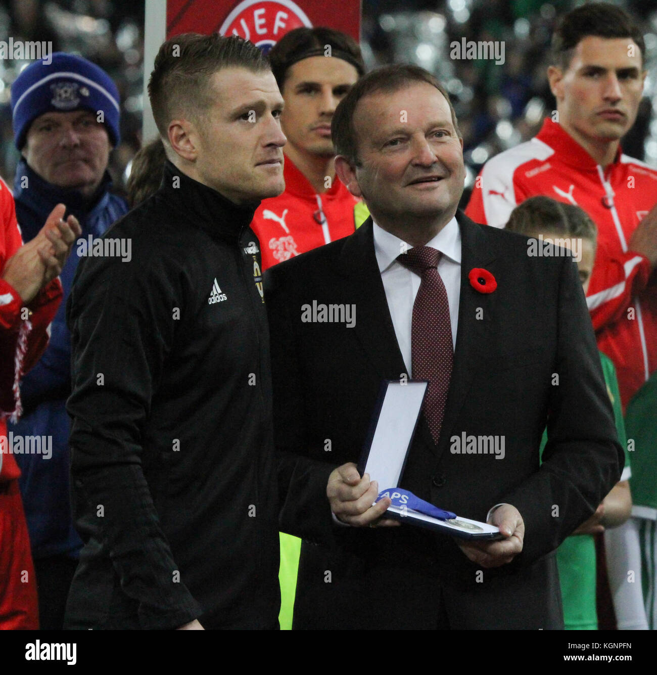 Windsor Park Belfast Irlanda del Nord. 09 novembre 2017. 2018 World Cup di qualificazione (Play-Off prima gamba) - Irlanda del Nord 0 Svizzera 1. Irlanda del Nord il capitano Steven Davis (sinistra) è presentato con un memento per segnare il suo centesimo cap per l'Irlanda del Nord, da Irish Football Association il Presidente David Martin. Credito: David Hunter/Alamy Live News. Foto Stock