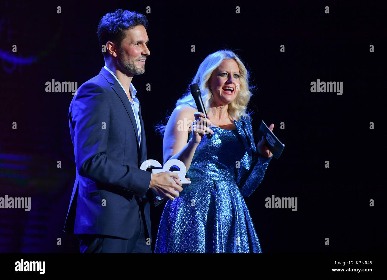 Barbara Schoeneberger e Simon Verhoeven durante la cerimonia di premiazione del premio GQ Men of the Year 2017 al Komische Oper di Berlino, Germania, 09 novembre 2017. Il premio viene assegnato annualmente dalla rivista 'GQ' di Monaco, Germania. Foto: Jens Kalaene/dpa-Zentralbild/ZB Foto Stock
