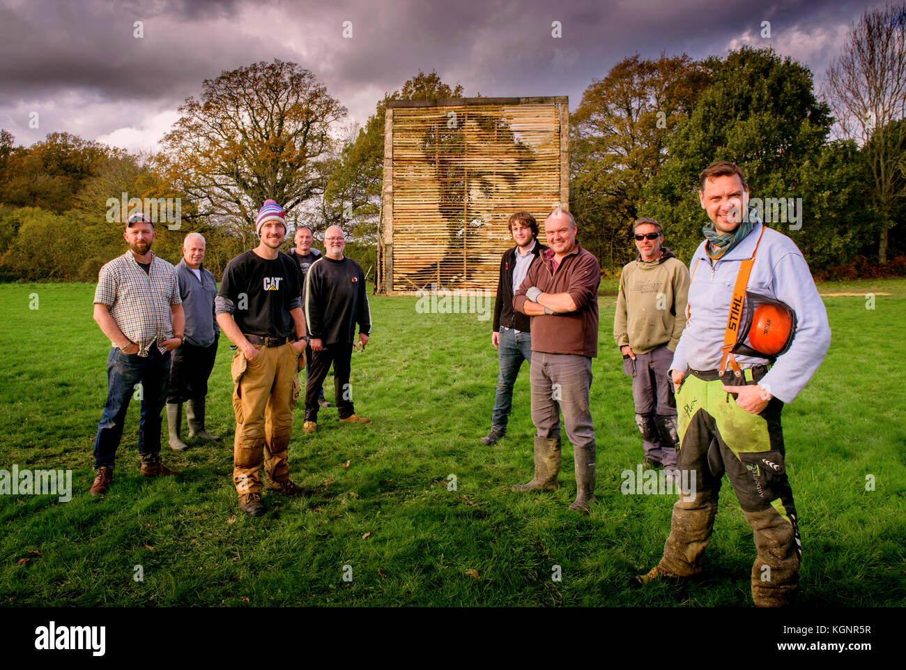 East Hoathly, UK. Decimo Nov, 2017. East Hoathly falò preparati vicino al completamento. Nella foto è Keith Pettit (a destra) e il falò volontari che hanno costruito questo anno il falò raffigurante il volto di Keith's Bisnonno Ruben Burgess un east hoathly residente che è stato ucciso nella Prima Guerra Mondiale. Il falò del ricordo è questo fine settimana 11/11/17 Credito: Jim Holden/Alamy Live News Foto Stock