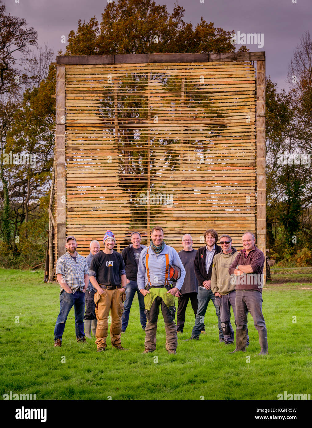 East Hoathly, UK. Decimo Nov, 2017. East Hoathly falò preparati vicino al completamento. Nella foto è Keith Pettit (a destra) e il falò volontari che hanno costruito questo anno il falò raffigurante il volto di Keith's Bisnonno Ruben Burgess un east hoathly residente che è stato ucciso nella Prima Guerra Mondiale. Il falò del ricordo è questo fine settimana 11/11/17 Credito: Jim Holden/Alamy Live News Foto Stock