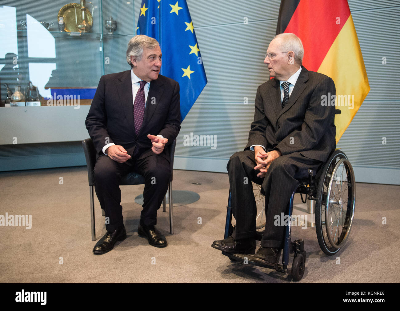 Berlino, Germania. 10 Nov 2017. Il presidente del Bundestag tedesco Wolfgang Schaeuble (R) dell'Unione cristiana democratica (CDU) accoglie con favore il presidente del Parlamento europeo, Antonio Tajani, per un colloquio nell'edificio del Reichstag a Berlino, Germania, il 10 novembre 2017. Credit: Silas Stein/dpa/Alamy Live News Foto Stock