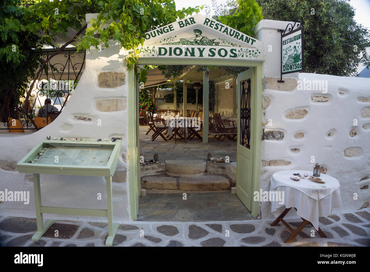 Osteria a un vicolo, città vecchia di Parikia, isola di Paros, Cicladi, Egeo, Grecia Foto Stock