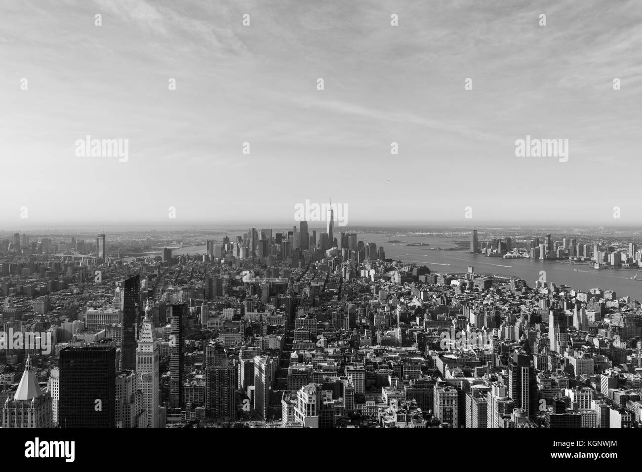 Manhattan dal fiume contro il cielo visto dall'Empire State Building, New York New York, Stati Uniti d'America Foto Stock