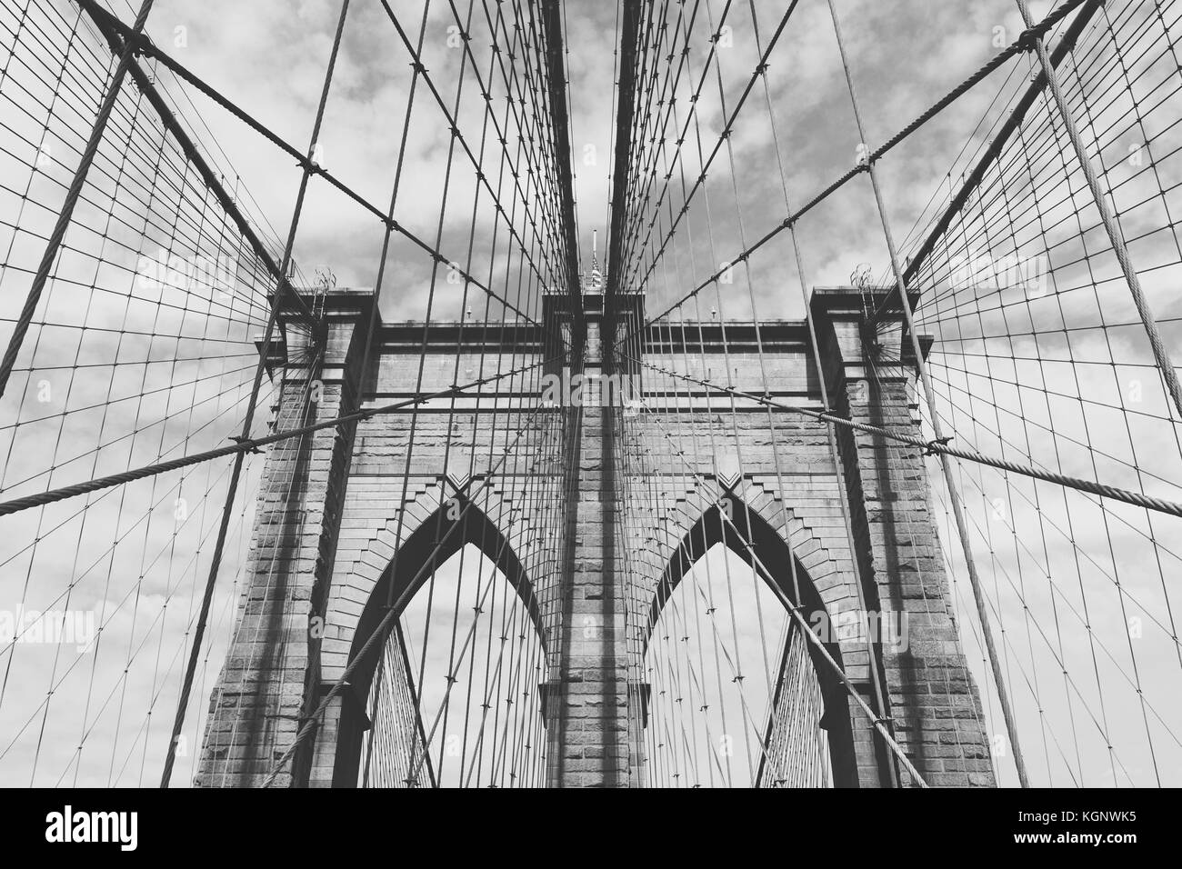 Basso angolo vista del Ponte di Brooklyn contro sky, New York New York, Stati Uniti d'America Foto Stock