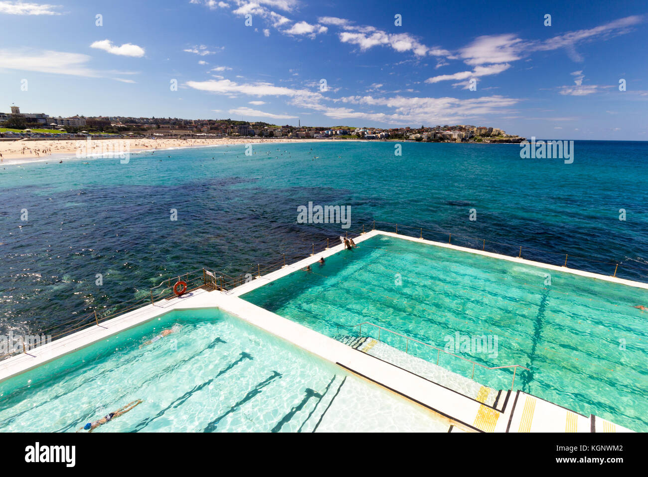 La gente di nuoto in bagni di Bondi, Sydney, NSW, Nuovo Galles del Sud, Australia Foto Stock