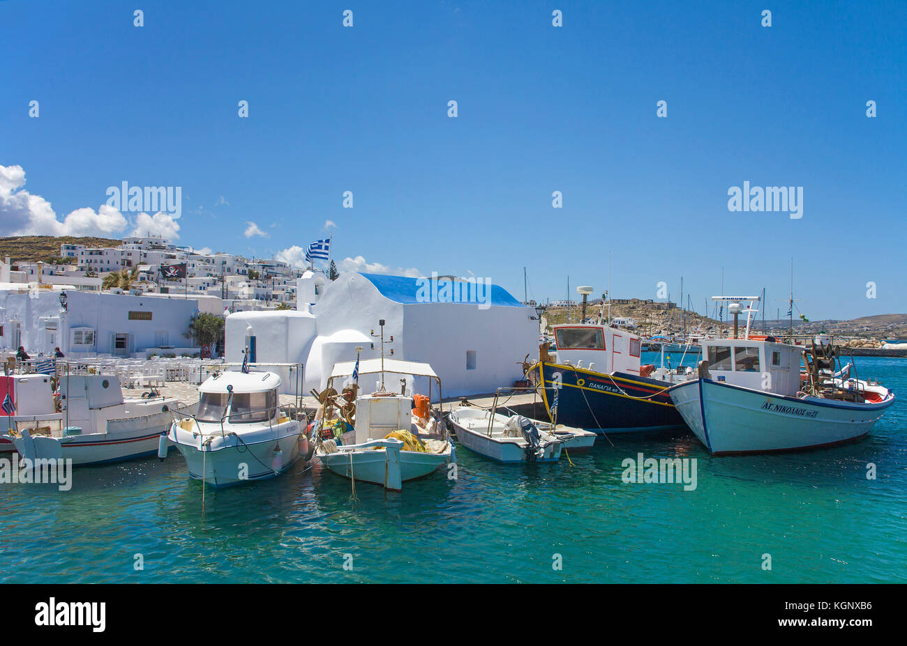 Barche da pesca alla piccola cappella ortodossa, porto di pescatori di Naoussa, PAROS, CICLADI Grecia, Mare Mediterraneo, Europa Foto Stock