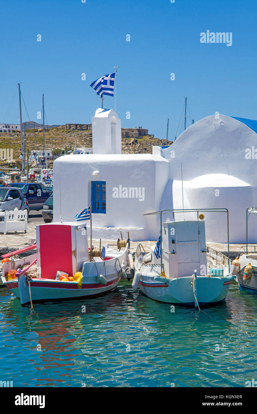 Barche da pesca alla piccola cappella ortodossa, porto di pescatori di Naoussa, PAROS, CICLADI Grecia, Mare Mediterraneo, Europa Foto Stock
