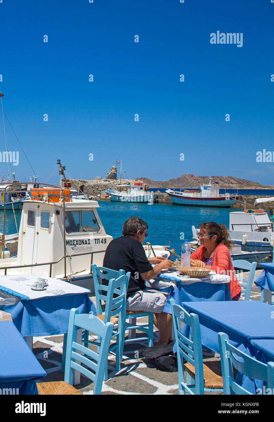 Giovane a pranzo, porto ristorante a Naoussa, PAROS, CICLADI Grecia, Mare Mediterraneo, Europa Foto Stock