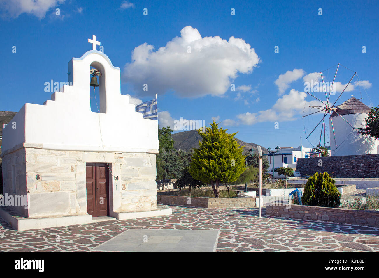 La piccola cappella e il mulino a vento a Parikia, PAROS, CICLADI Grecia, Mare Mediterraneo, Europa Foto Stock