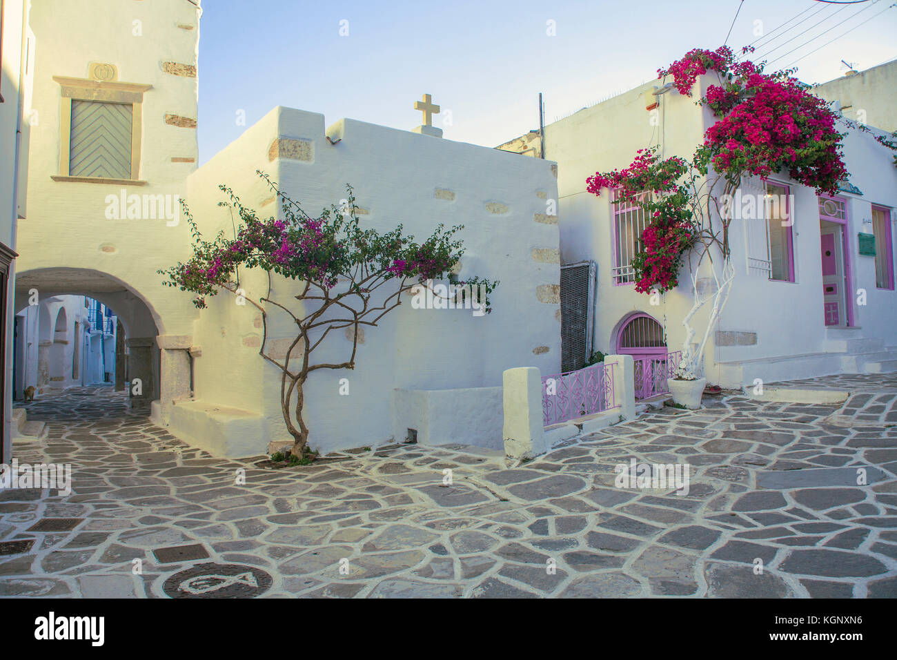 Tipico vicolo alla luce della sera, la città vecchia di Parikia, PAROS, CICLADI Grecia, Mare Mediterraneo, Europa Foto Stock