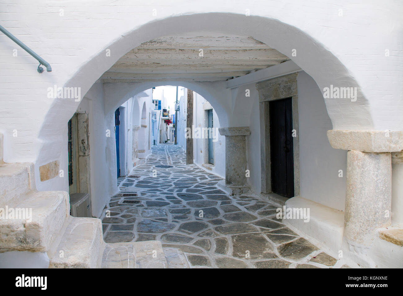 Il passaggio a un vicolo, città vecchia di Parikia, PAROS, CICLADI Grecia, Mare Mediterraneo, Europa Foto Stock