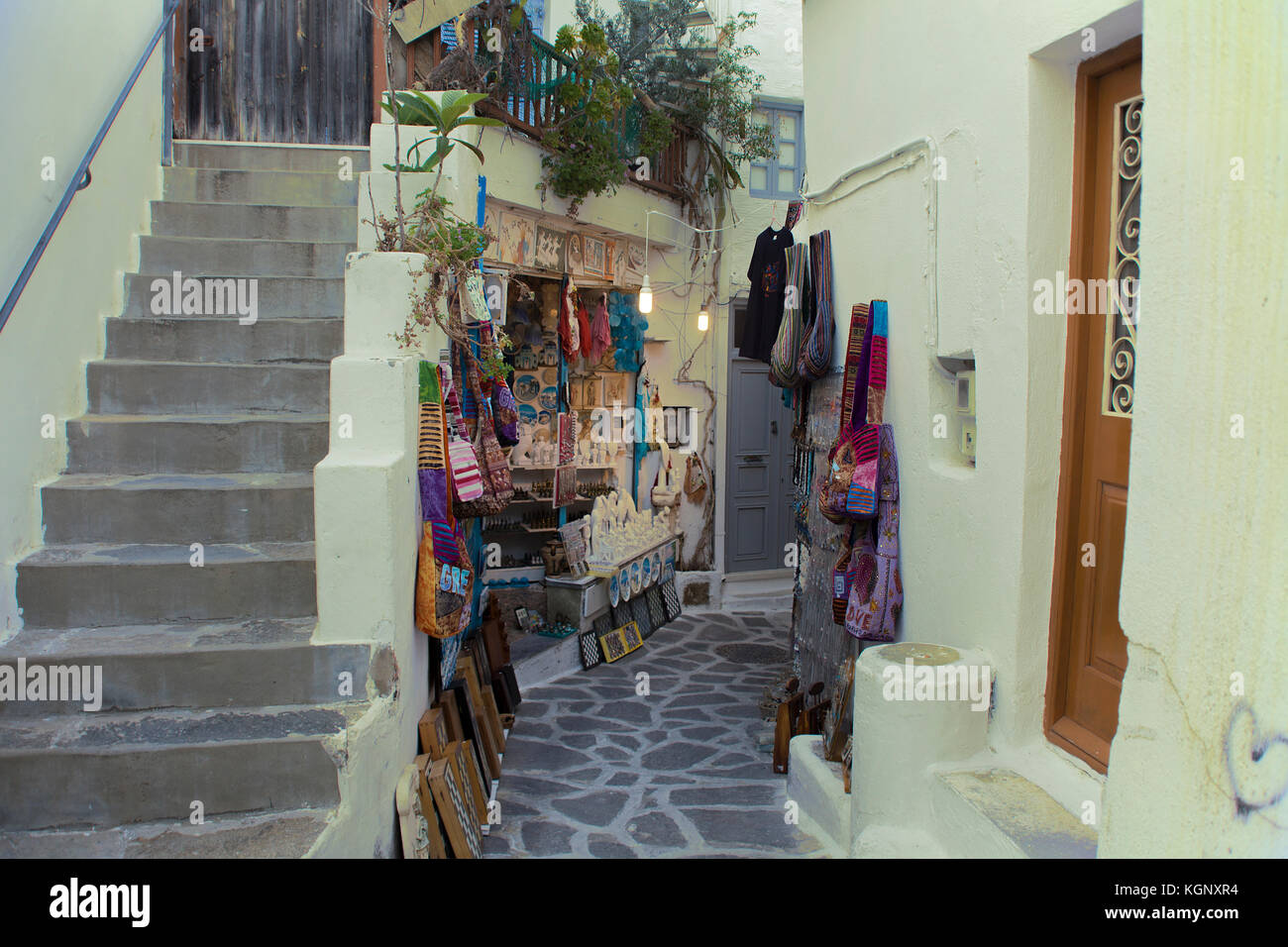Negozio di souvenir in un vicolo, città vecchia di Parikia, PAROS, CICLADI Grecia, Mare Mediterraneo, Europa Foto Stock