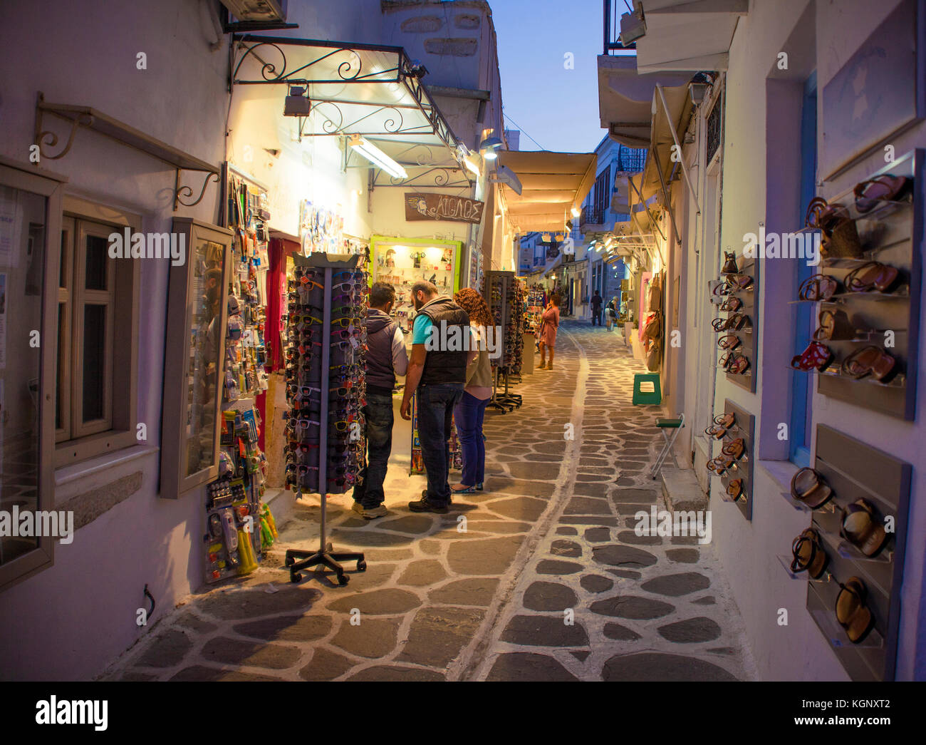 Negozi di souvenir in un vicolo, la sera, la città vecchia di Parikia, PAROS, CICLADI Grecia, Mare Mediterraneo, Europa Foto Stock