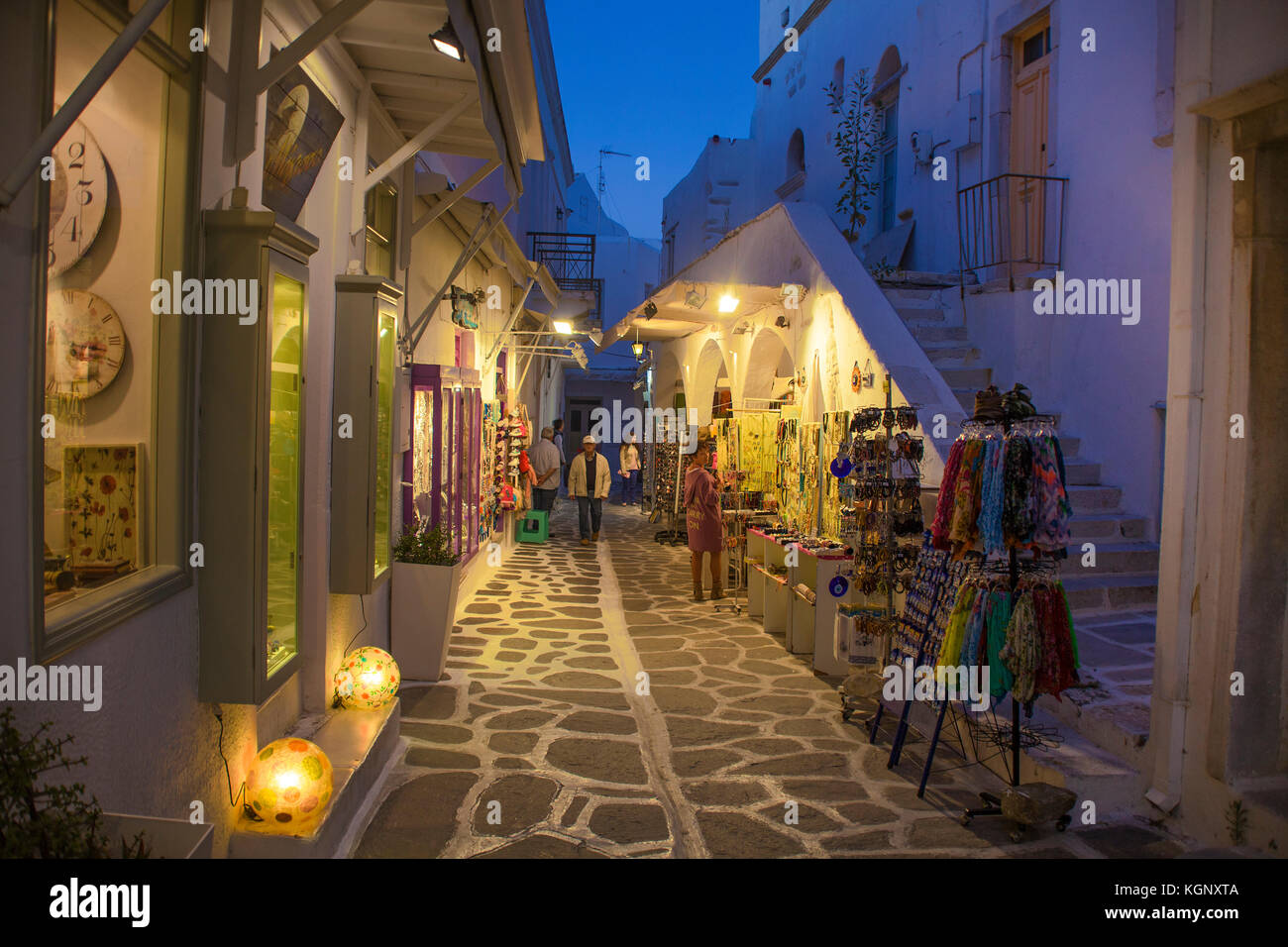 Negozi di souvenir in un vicolo, la sera, la città vecchia di Parikia, PAROS, CICLADI Grecia, Mare Mediterraneo, Europa Foto Stock