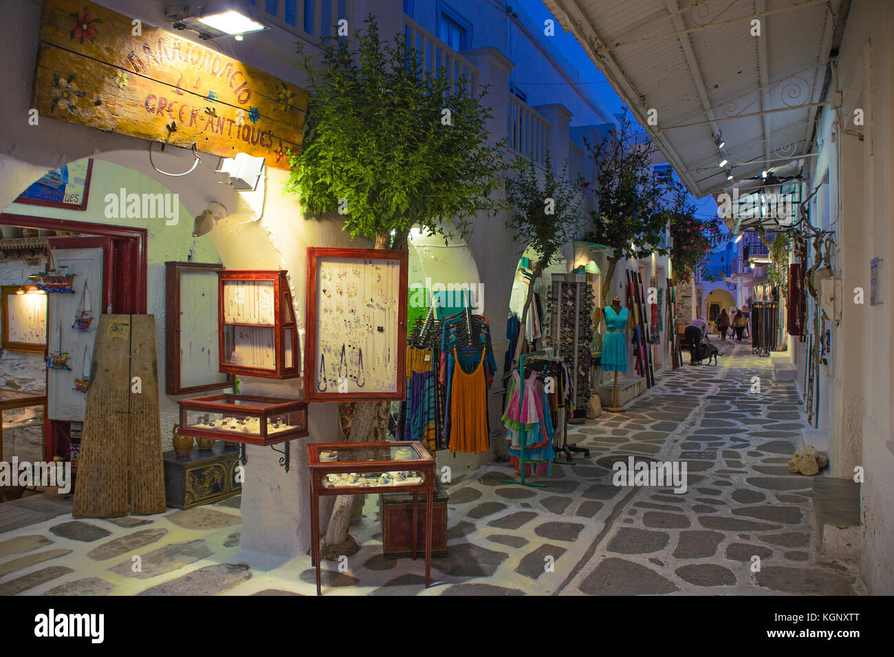 Negozi di souvenir in un vicolo, la sera, la città vecchia di Parikia, PAROS, CICLADI Grecia, Mare Mediterraneo, Europa Foto Stock
